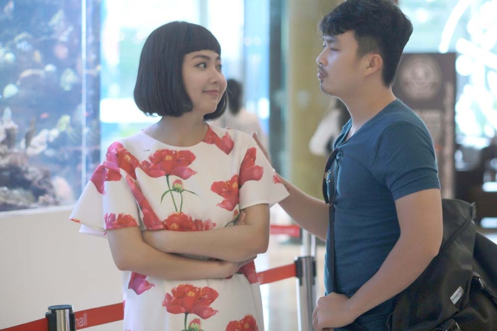 Lê Khánh và chồng sắp cưới tình cảm ở phim trường