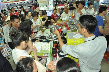 Thiết bị, dụng cụ nhà bếp cũng thu hút nhiều người mua bởi giá rẻ bất ngờ