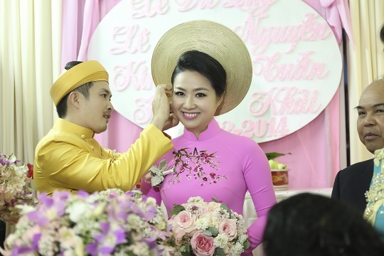 "Cô dâu đại chiến" Lê Khánh rạng rỡ trong ngày lên xe hoa - 8 Chú rể Tuấn Khải đeo hoa tai cưới cho cô dâu Lê Khánh.