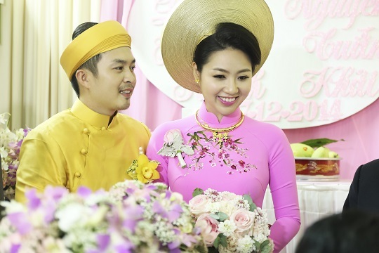 "Cô dâu đại chiến" Lê Khánh rạng rỡ trong ngày lên xe hoa - 9 Cả hai bồi hồi xúc động nhận lời chúc phúc và căn dặn từ những người thân trong gia đình.
