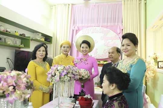"Cô dâu đại chiến" Lê Khánh rạng rỡ trong ngày lên xe hoa - 5 Cặp đôi ra chào họ hàng hai bên gia đình trong niềm hạnh phúc của mọi người.