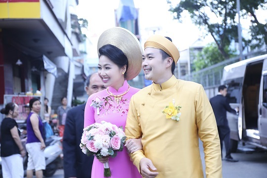 "Cô dâu đại chiến" Lê Khánh rạng rỡ trong ngày lên xe hoa - 10 Là người kín tiếng trong showbiz nên cả hai đều chọn cách tổ chức lễ cưới khá nhẹ nhàng, ấm cúng.