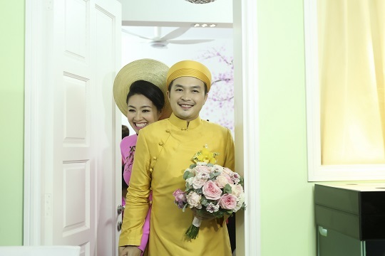 "Cô dâu đại chiến" Lê Khánh rạng rỡ trong ngày lên xe hoa - 11 Là người kín tiếng trong showbiz nên cả hai đều chọn cách tổ chức lễ cưới khá nhẹ nhàng, ấm cúng.