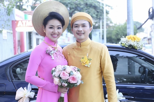 "Cô dâu đại chiến" Lê Khánh rạng rỡ trong ngày lên xe hoa - 12 Cô dâu chú rể rạng rỡ trước khi bước lên xe hoa.