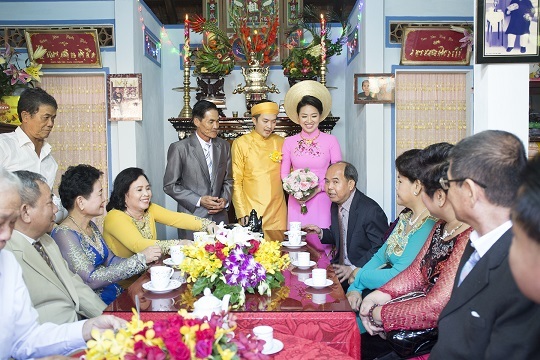 "Cô dâu đại chiến" Lê Khánh rạng rỡ trong ngày lên xe hoa - 6 Hai bên gia đình trao nhau những lời tốt đẹp và tiến hành nghi thức cưới cho cặp đôi.