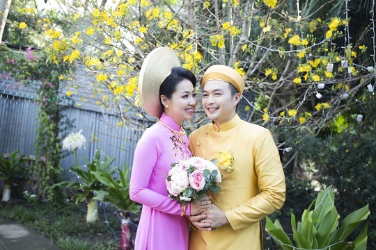 "Cô dâu đại chiến" Lê Khánh rạng rỡ trong ngày lên xe hoa - 14 Cặp ngôi sao của làng kịch TPHCM đã chính thức nên duyên vợ chồng sau nhiều năm dài yêu nhau.