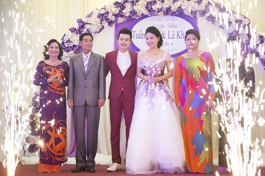 "Cô dâu đại chiến" Lê Khánh rạng rỡ trong ngày lên xe hoa - 17 Lê Khánh - Tuấn Khải cùng với gia đình hai bên trên sân khấu tiệc cưới.