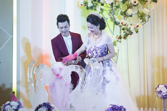 "Cô dâu đại chiến" Lê Khánh rạng rỡ trong ngày lên xe hoa - 18 Cặp đôi cùng nhau mở rượu sâm-banh hạnh phúc.