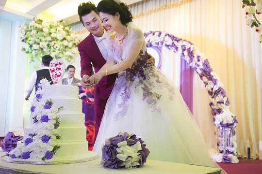 "Cô dâu đại chiến" Lê Khánh rạng rỡ trong ngày lên xe hoa - 19 Và nắm tay nhau cắt bánh tình yêu trước sự chứng kiến của nhiều người.