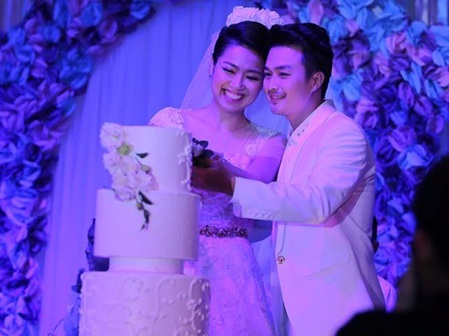 Tiệc cưới ngọt ngào của "cô dâu đại chiến" Lê Khánh - 6 Cô dâu chú rể cùng nhau cắt bánh cưới.