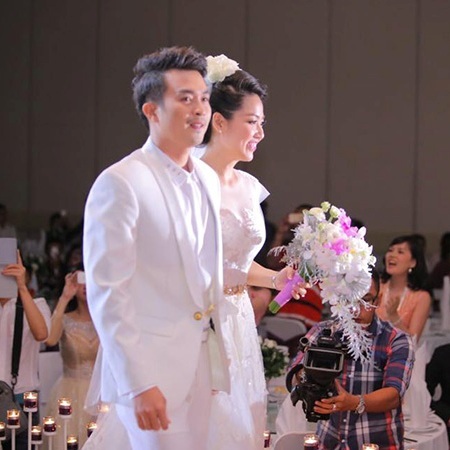 Tiệc cưới ngọt ngào của "cô dâu đại chiến" Lê Khánh - 4 Sau khoảng thời gian đón tiếp các khách mời, chú rể dìu cô dâu bước lên sân khấu làm lễ.