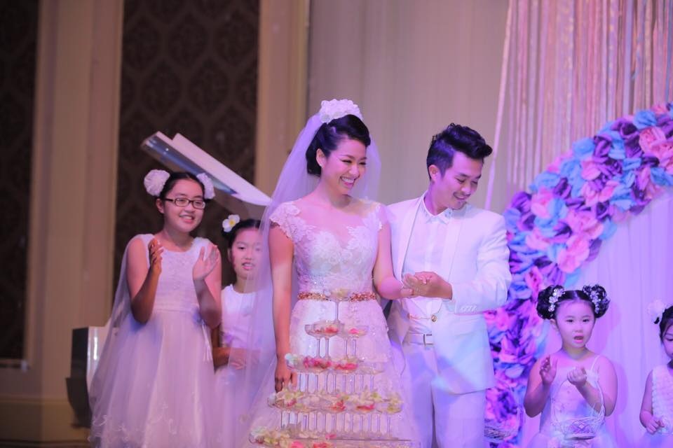 Tiệc cưới ngọt ngào của "cô dâu đại chiến" Lê Khánh - 5 Cặp đôi vàng xuất hiện trong trang phục cưới màu trắng trước sự cổ vũ của đông đảo khách mời.