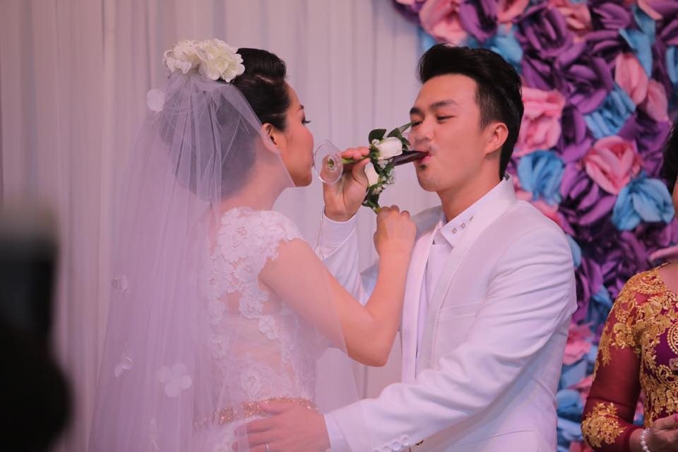 Tiệc cưới ngọt ngào của "cô dâu đại chiến" Lê Khánh - 8 Cả hai uống rượu giao bôi bắt đầu cho những ngày hạnh phúc bên nhau mãi mãi.