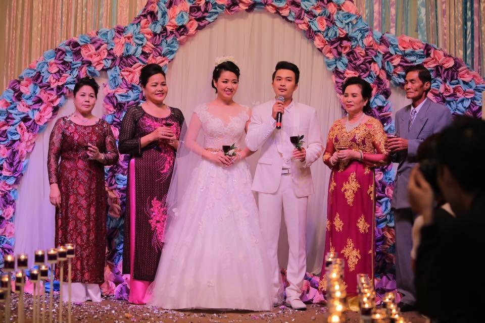 Tiệc cưới ngọt ngào của "cô dâu đại chiến" Lê Khánh - 9 Chú rể đại diện cảm ơn các khách mời đã dành thời gian đến chung vui cùng cả hai.