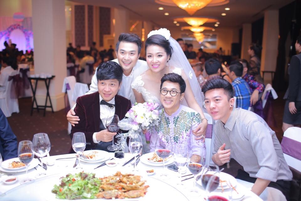 Tiệc cưới ngọt ngào của "cô dâu đại chiến" Lê Khánh - 11 Có rất nhiều các khách mời là nghệ sĩ nổi tiếng đến dự như Hòa Hiệp, Nguyệt Ánh...