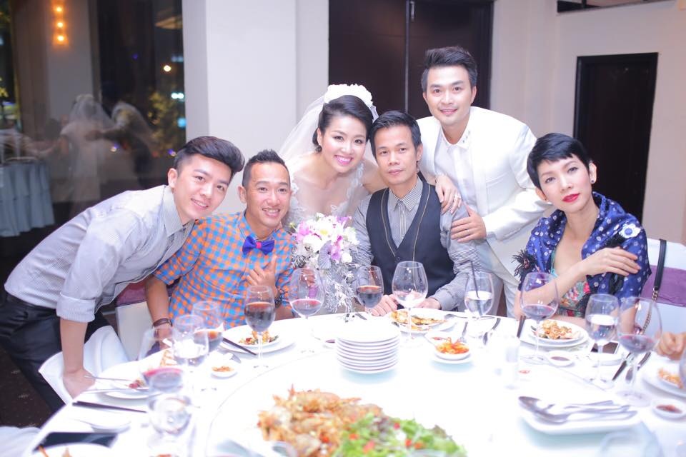 Tiệc cưới ngọt ngào của "cô dâu đại chiến" Lê Khánh - 12 Cựu siêu mẫu Xuân Lan và NTK Hoàng Hải cũng có mặt trong đêm tiệc.