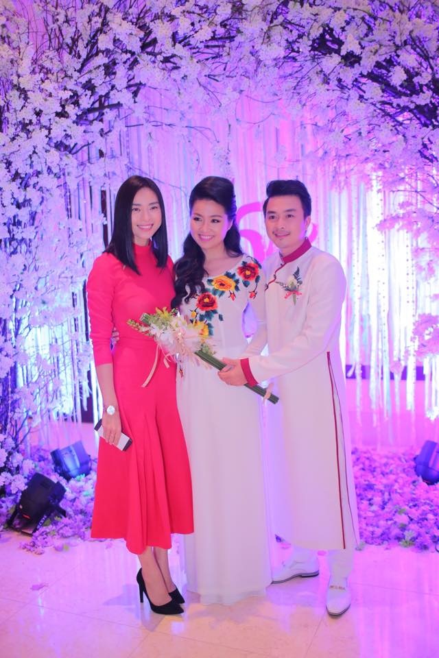 Tiệc cưới ngọt ngào của "cô dâu đại chiến" Lê Khánh - 14 Nữ diễn viên Ngô Thanh Vân trẻ trung trong chiếc đầm hồng đến dự tiệc cưới của Lê Khánh.
