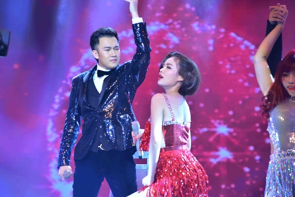 Minh Thư xuất sắc giành "ghế nóng" nhờ quậy tưng với tóc - 10 Jennifer Phạm và Đức Tuấn mang lại không khí giáng sinh với