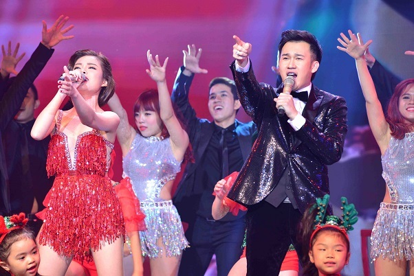 Minh Thư xuất sắc giành "ghế nóng" nhờ quậy tưng với tóc - 11 Cả hai đã thể hiện một liên khúc Giáng sinh cùng màn vũ đạo quyến rũ trên sân khấu.