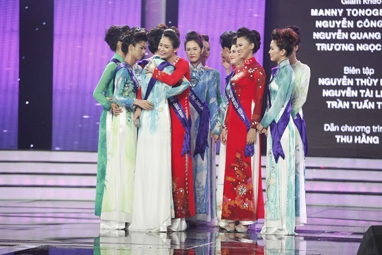 “Thí sinh ảo” bất ngờ bị loại khỏi cuộc thi Hoa khôi áo dài Việt Nam - 4 Các thí sinh quyến luyến chia tay Hà Chiêu