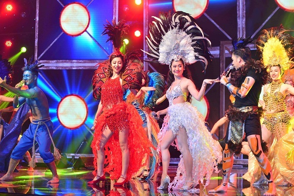 Lực sĩ Phạm Văn Mách giúp Bùi Anh Tuấn giành "ghế nóng" - 6 Đêm liveshow tối qua còn mang đến một không gian đầy màu sắc của