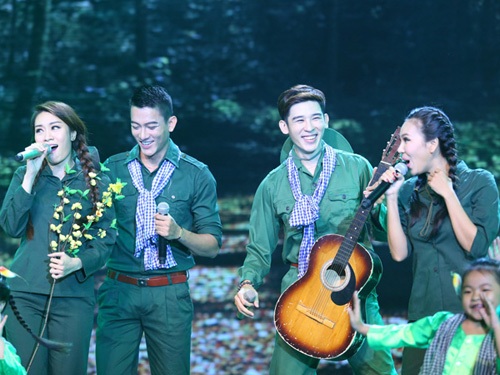 Lực sĩ Phạm Văn Mách giúp Bùi Anh Tuấn giành "ghế nóng" - 8 Trong khi đó, cặp đôi Minh Thư - Minh Trung thể hiện liên khúc