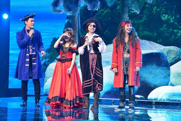 Lực sĩ Phạm Văn Mách giúp Bùi Anh Tuấn giành "ghế nóng" - 7 Đêm liveshow tối qua còn mang đến một không gian đầy màu sắc của