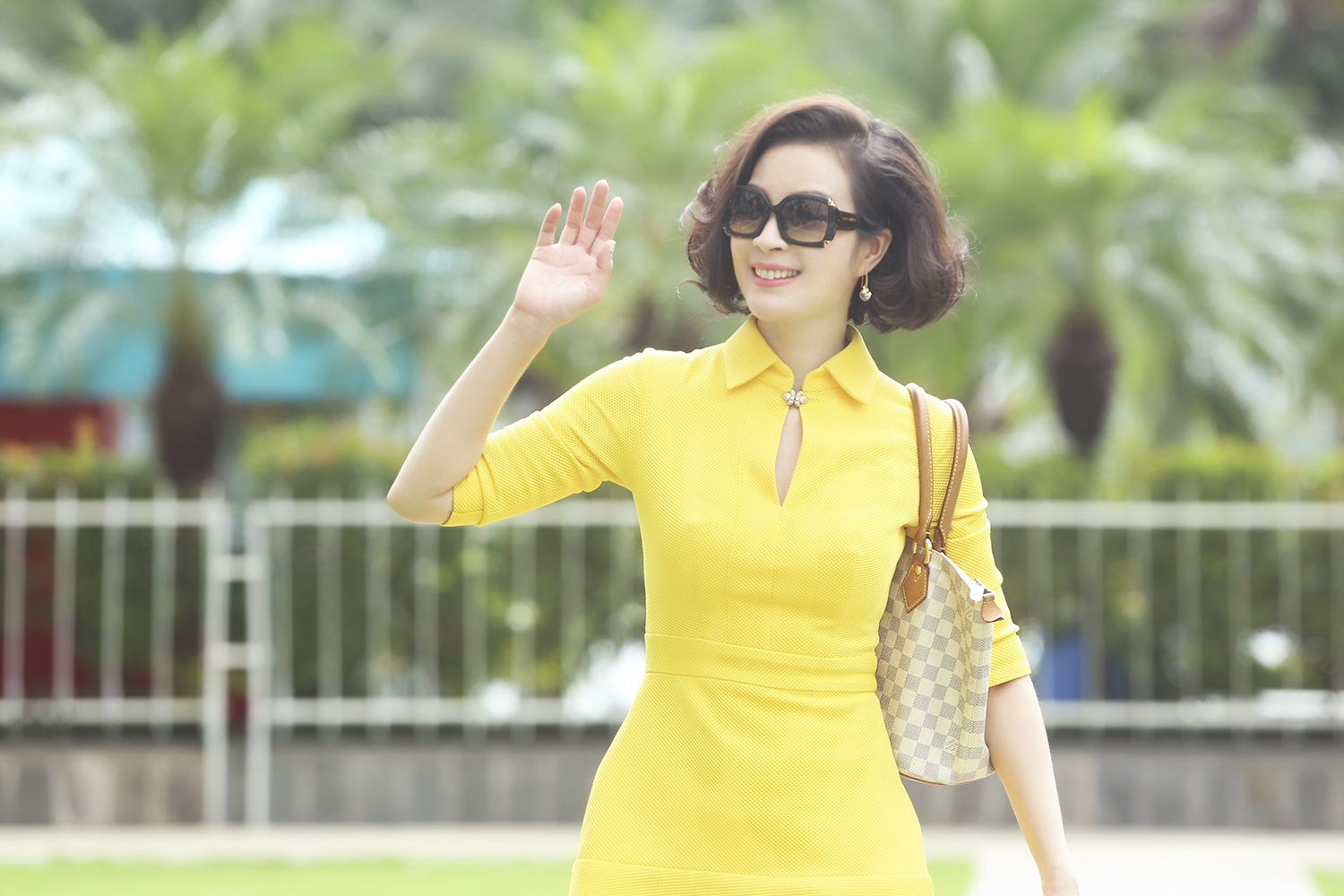 Nữ MC chọn chiếc váy vàng đơn giản nhưng vô cùng nổi bật khi ra phố.