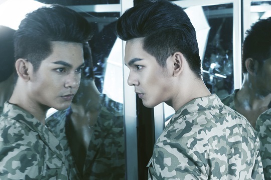 Sau khi mở màn thành công với hai single album là