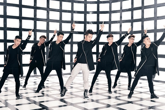 Chất nhạc đó cũng là lý do khiến Sơn Ngọc Minh nỗ lực đầu tư phần vũ đạo cho riêng mình.