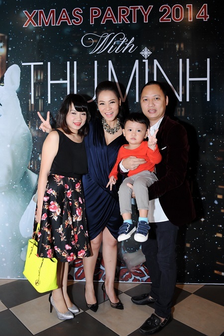 Thu Minh hạnh phúc "khoe" bụng bầu 4 tháng - 6 Giáng sinh năm nay, cặp đôi hạnh phúc hơn khi đón nhận tin vui về con cái.