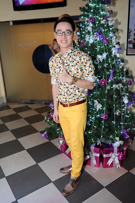 Thu Minh hạnh phúc "khoe" bụng bầu 4 tháng - 9 Ca sĩ Trang Pháp diện trang phục năng động đến dự tiệc Giáng sinh.