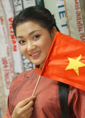 Nguyễn Thị Loan - Người đẹp hóa giải “lời nguyền” của nhan sắc Việt tại Miss World? - 1 Nguyễn Thị Huyền đang giữ kỷ lục là đại diện Việt Nam đạt vị trí cao nhất tại Miss World