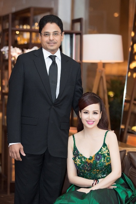 Hoa hậu Diệu Hoa còn được ông xã người Ấn Độ tháp tùng đi sự kiện.