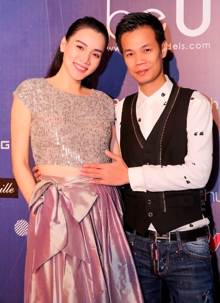 Bà bầu Trang Nhung cũng đến chung vui cùng nhà thiết kế Hoàng Hải.