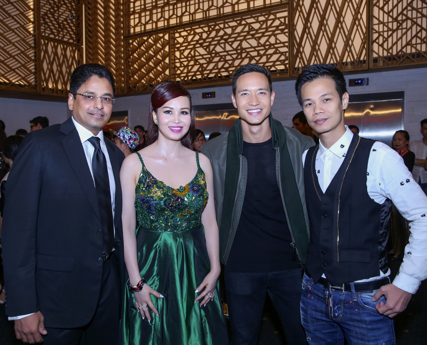Nam diễn viên Việt kiều Kim Ly chụp ảnh lưu niệm cùng NTK Hoàng Hải và vợ chồng hoa hậu Diệu Hoa.