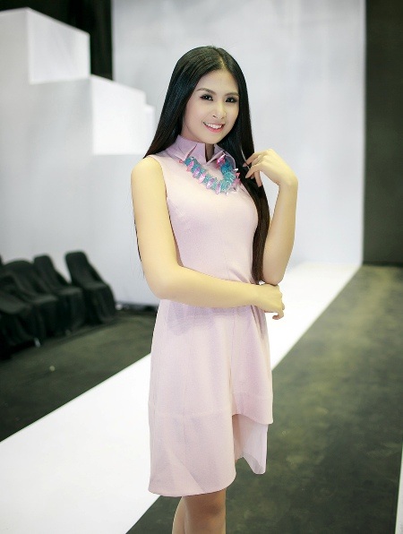 Hoa hậu Thùy Dung ấn tượng trong BST của hoa hậu Ngọc Hân