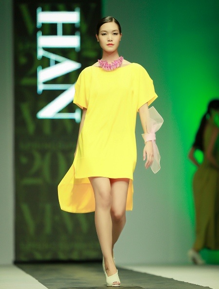 Hoa hậu Thùy Dung ấn tượng trong BST của hoa hậu Ngọc Hân