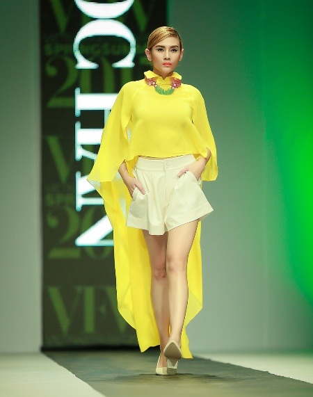 Hoa hậu Thùy Dung ấn tượng trong BST của hoa hậu Ngọc Hân