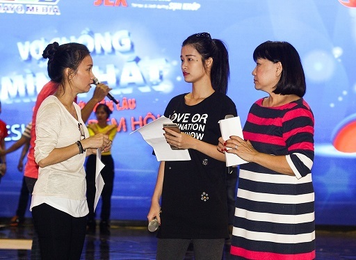 Đông Nhi “nhí nhảnh” bên đàn chị Cẩm Ly - 1 Sau 2 tháng đồng hành với