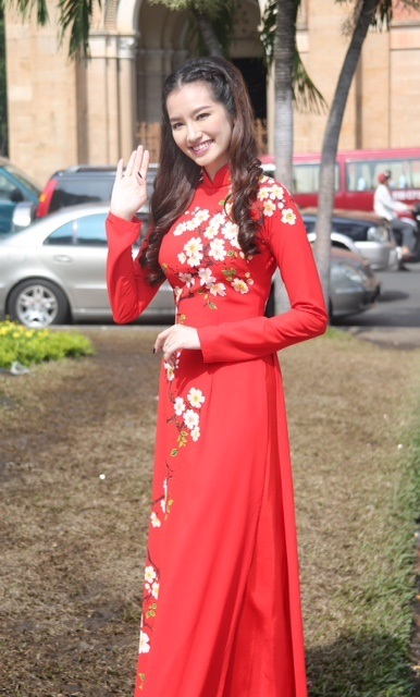 Trúc Diễm chọn áo dài để xuất hiện trên truyền hình Nhật