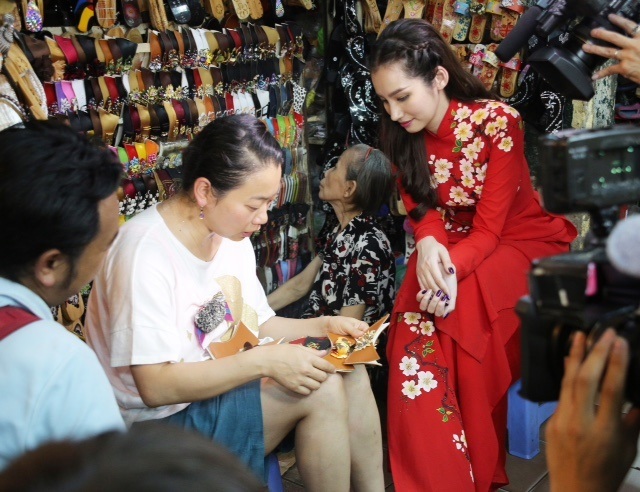 Trúc Diễm giới thiệu với ê kíp Nhật về các sản phẩm thủ công mỹ nghệ Việt...