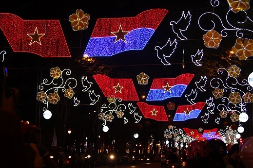 Đường Lê Duẩn được trang hoàng đèn hoa rực rỡ