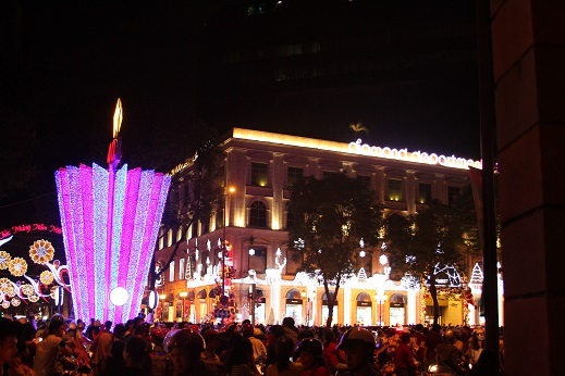 Khu vực vòng xoay phía sau nhà thờ Đức Bà TPHCM