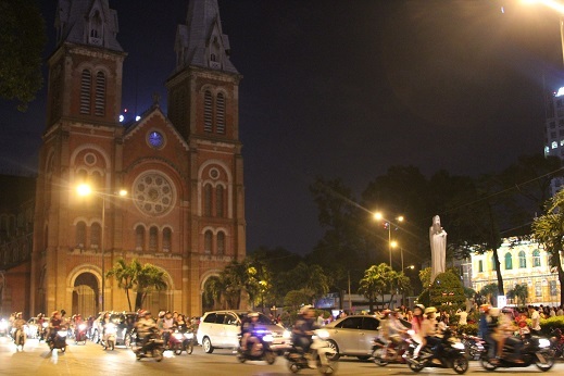 Khu vực trước nhà thờ Đức Bà cũng nhộn nhịp không kém