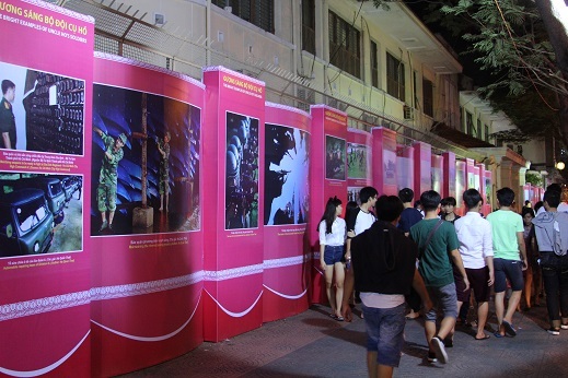 Khu vực triển lãm ảnh kỷ niệm 70 năm Ngày thành lập Quân đội Nhân dân Việt Nam