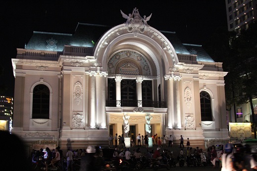 Khu vực nhộn nhịp trước Nhà hát thành phố