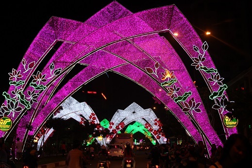 Đèn hoa lấp lánh đủ màu sắc trên đường Hàm Nghi