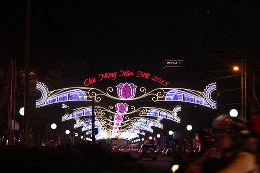 Đèn màu lấp lánh trên các con đường Xóm Đạo 