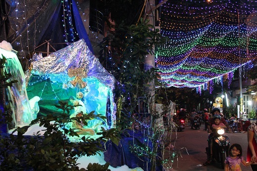 Không khí Giáng sinh tràn về khắp con phố 